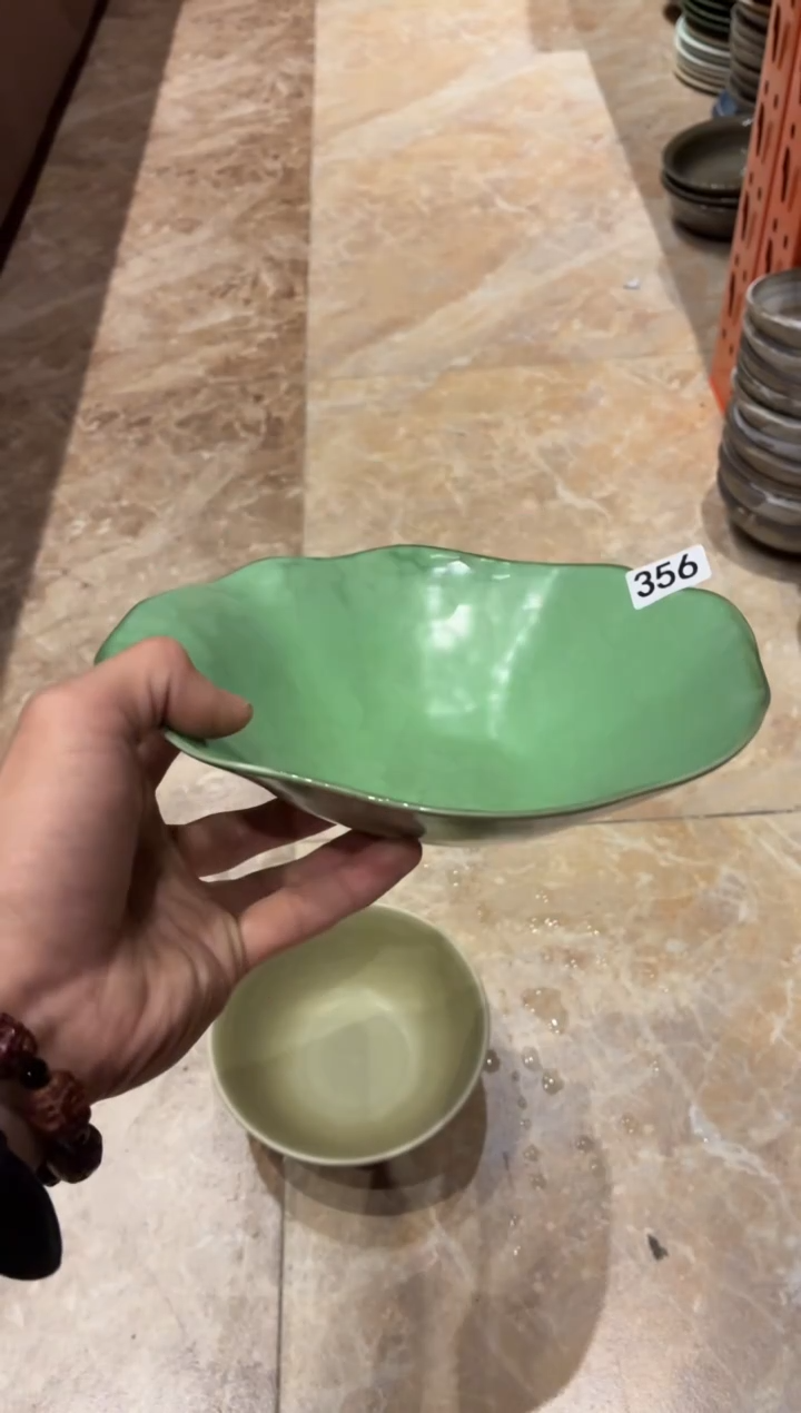 瓷片K*·356微瑕手工绿色异形盘1个