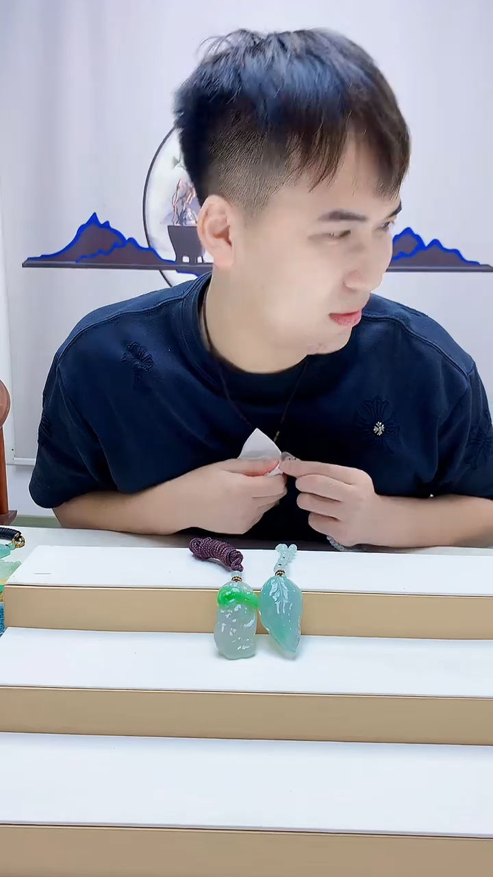 未镶嵌定制翡翠月***。4868zm-毛货挂件