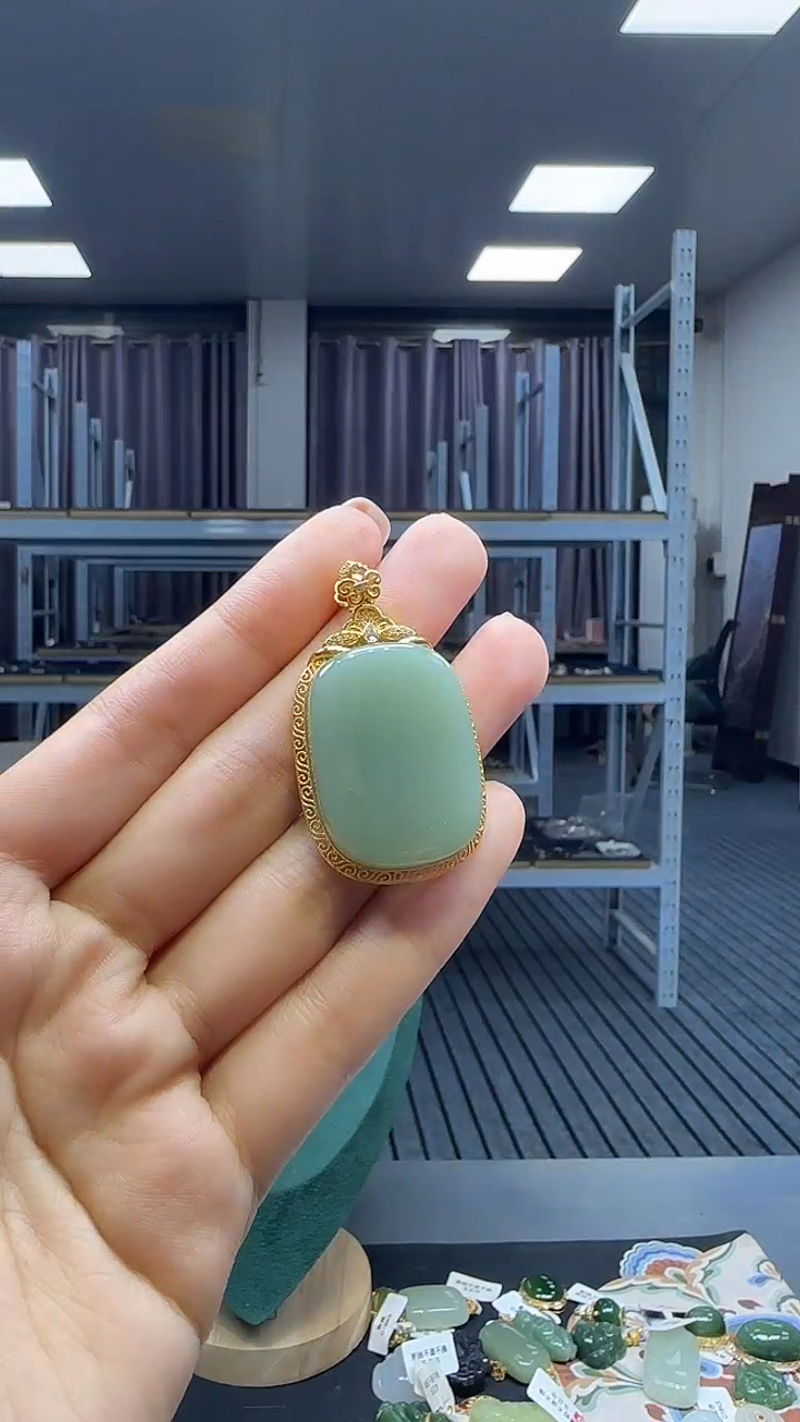 18K金镶嵌和田玉挂件1