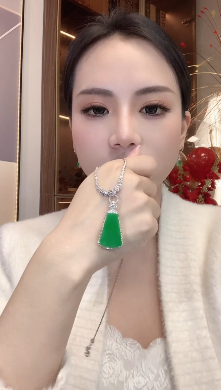 【闪购商品】翡翠吊坠(不含链)18K金镶嵌C21