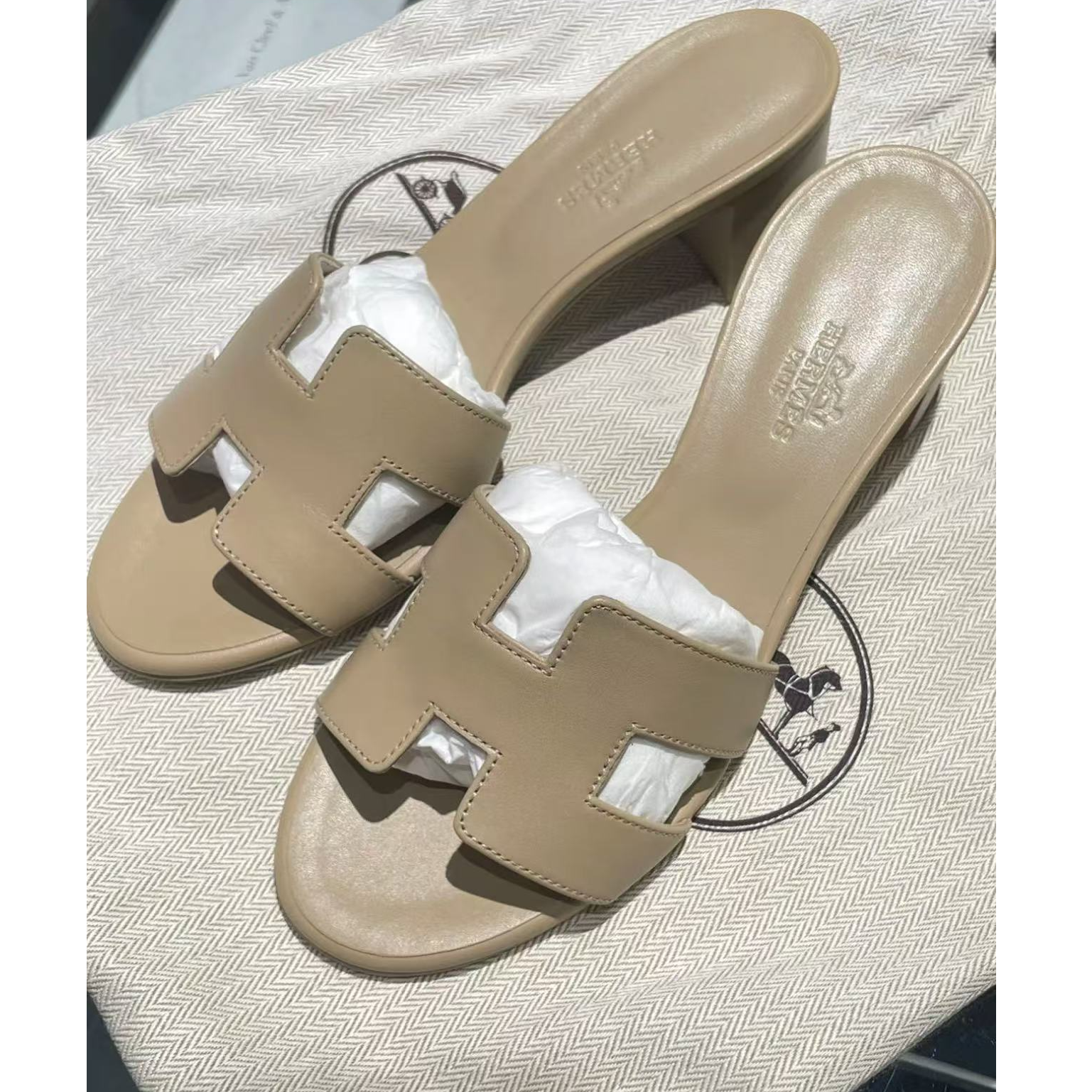 未使用 Hermes/爱马仕 奶茶色H拖37.5
