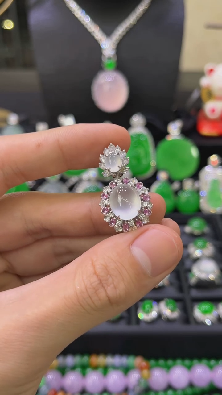 颈饰18K金镶嵌翡翠吊坠