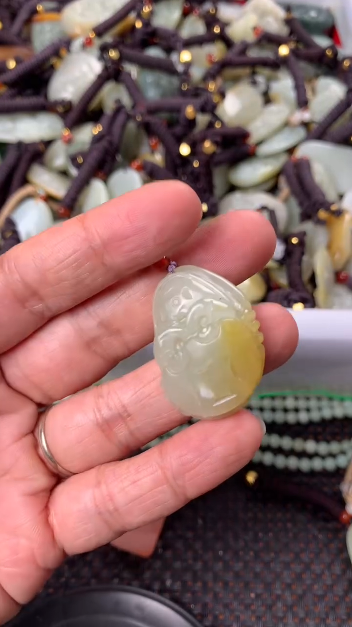 【闪购商品】和田玉颈饰未镶嵌多样性发货没有证书.拍一发一，有瑕