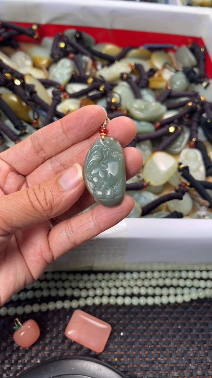 【闪购商品】和田玉颈饰未镶嵌多样性发货没有证书拍一发一有瑕