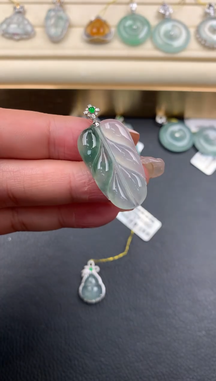 【闪购商品】翡翠颈饰18K金镶嵌D700