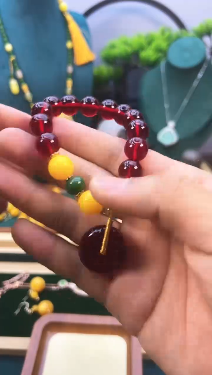 14K金镶嵌血珀手链S48      