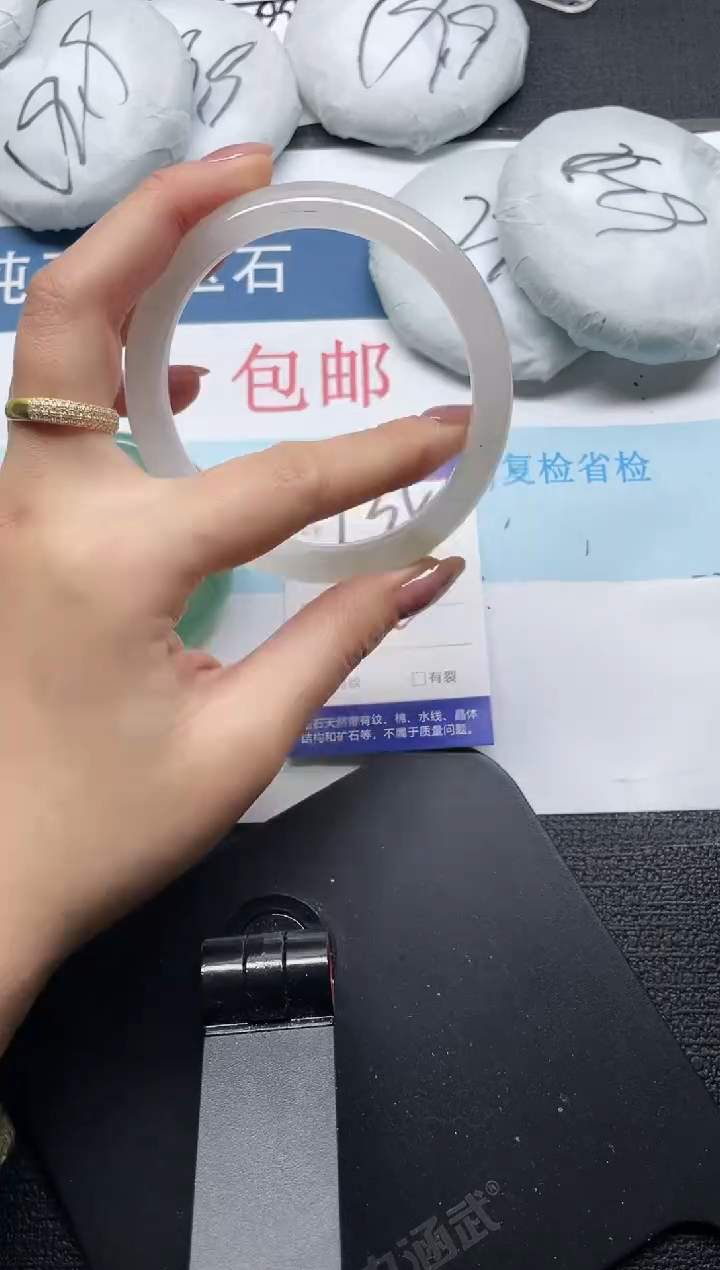 未镶嵌手镯石英质玉135-64