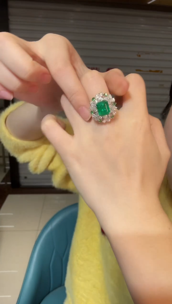 18K金镶嵌戒指祖母绿3.20ct