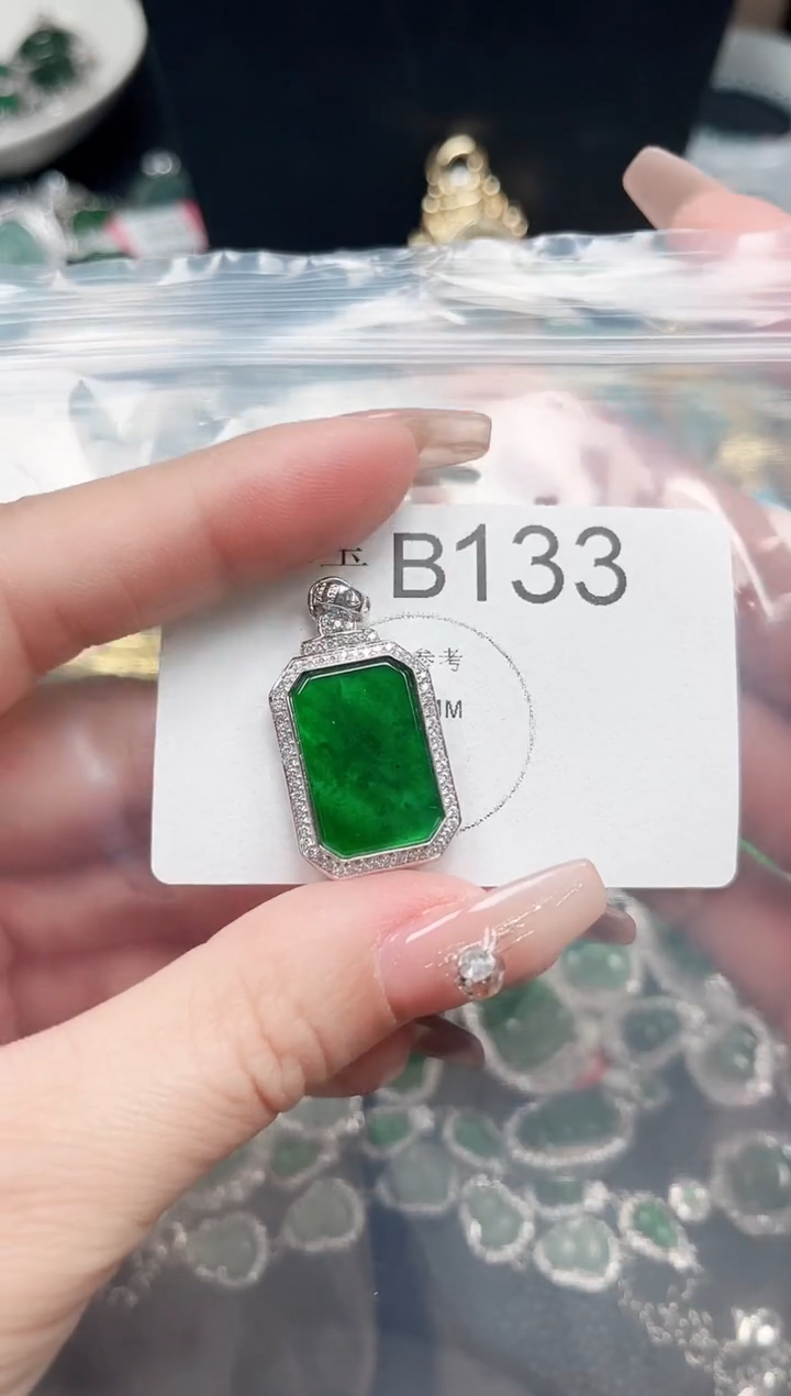 【闪购商品】翡翠颈饰未镶嵌赠皮绳133