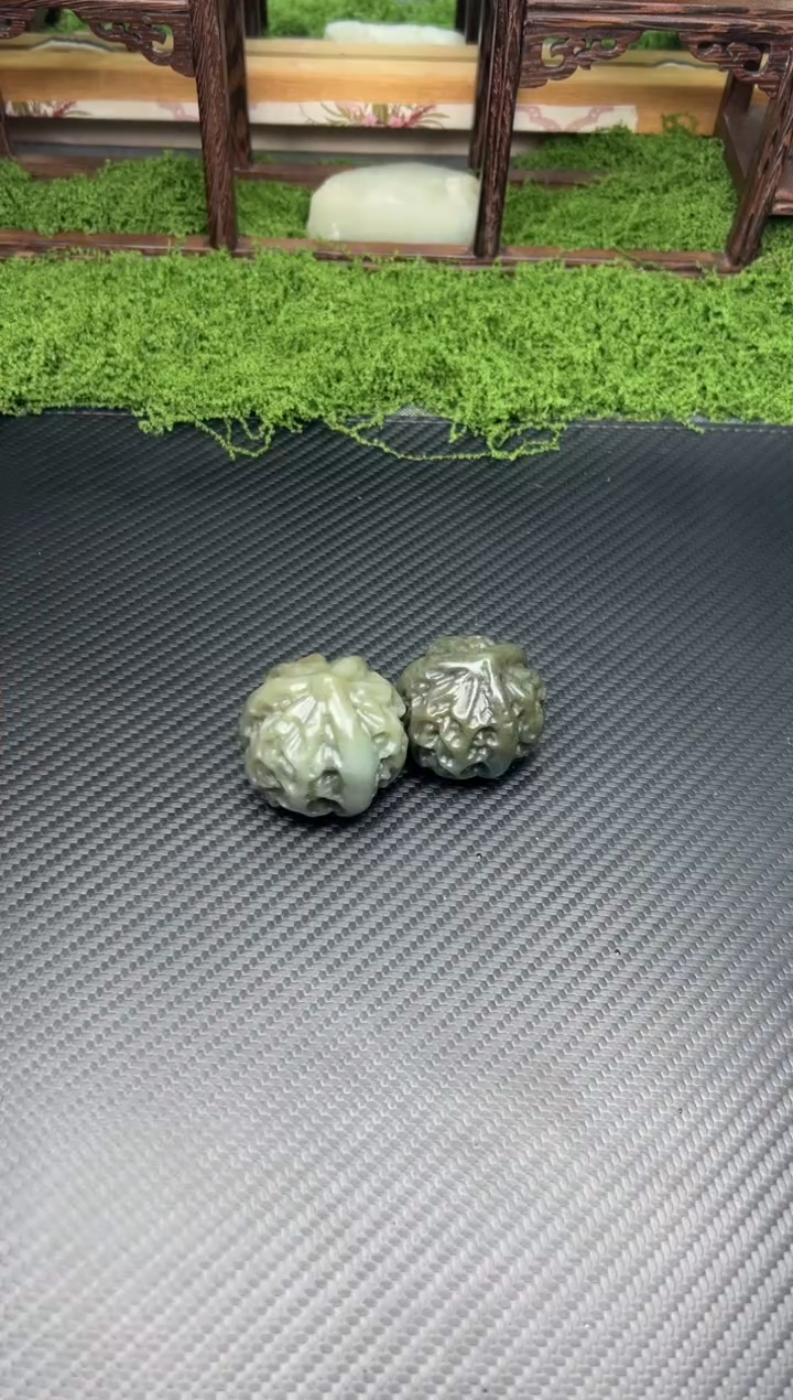 未镶嵌和田玉挂件若羌微色差核桃（一对）