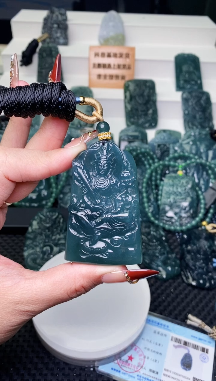 颈饰未镶嵌翡翠 