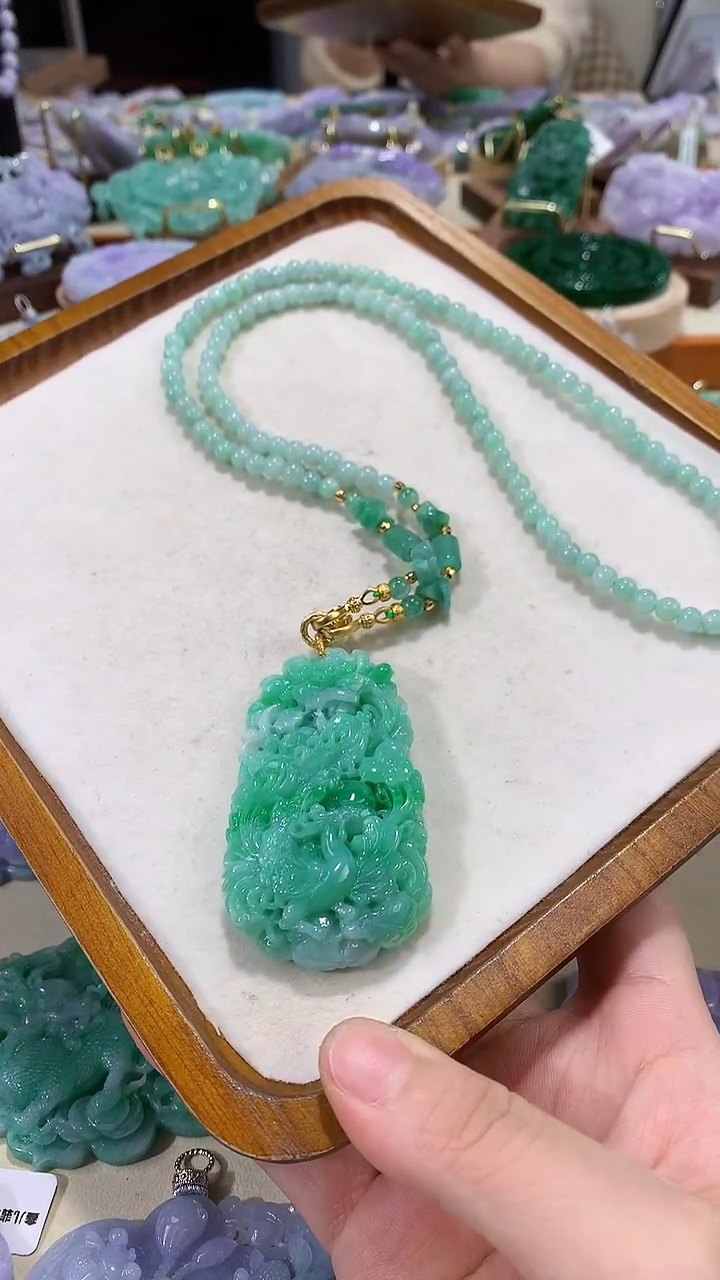 颈饰未镶嵌翡翠吊坠