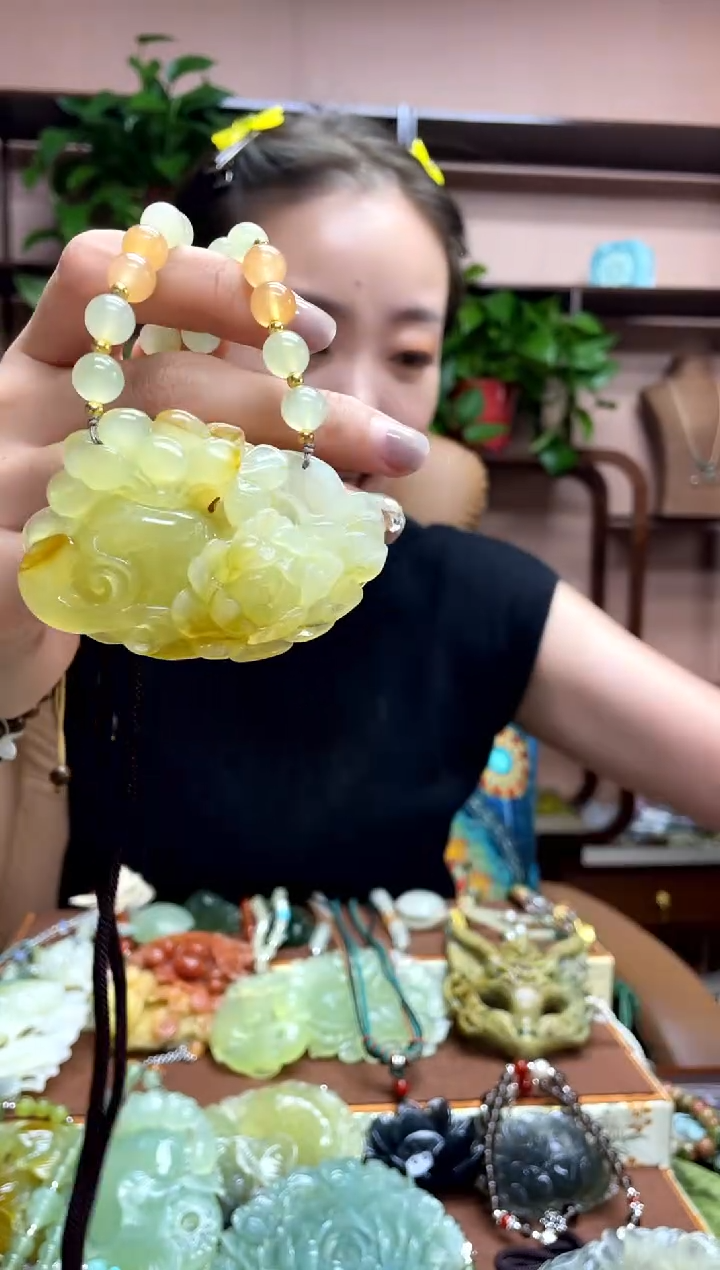 未镶嵌岫玉颈饰·