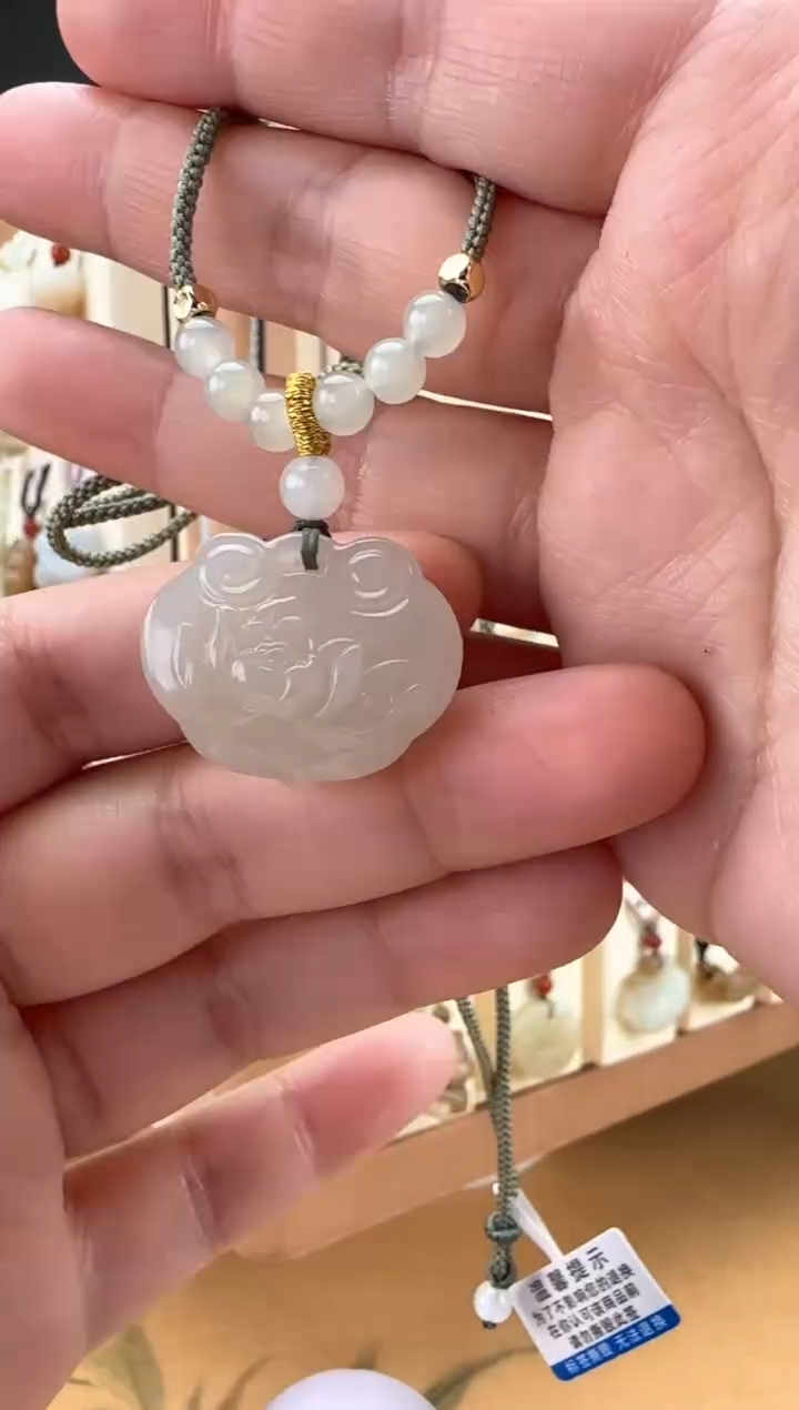 【闪购商品】和田玉颈饰未镶嵌莲花平安锁