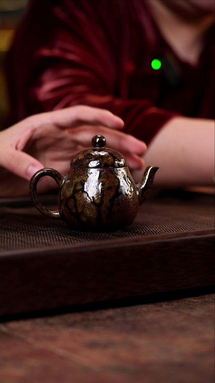 宜兴紫砂崖柏木柴烧梨壶