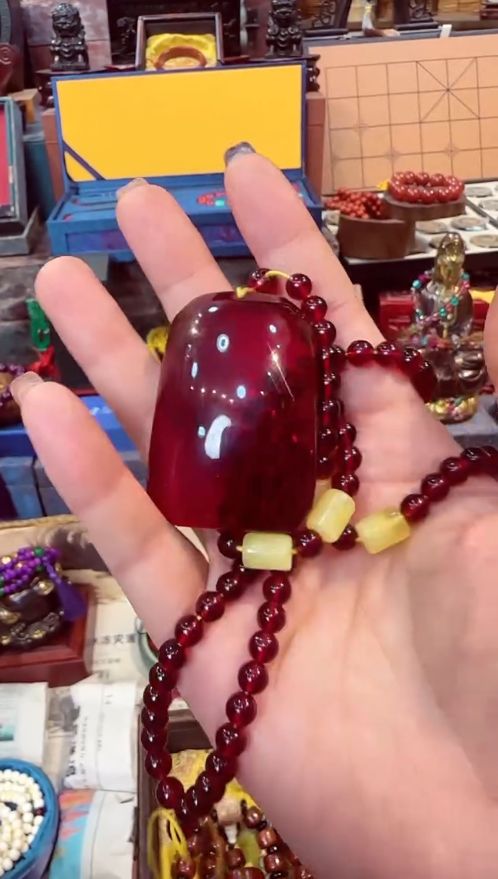 【闪购商品】血珀颈饰未镶嵌             