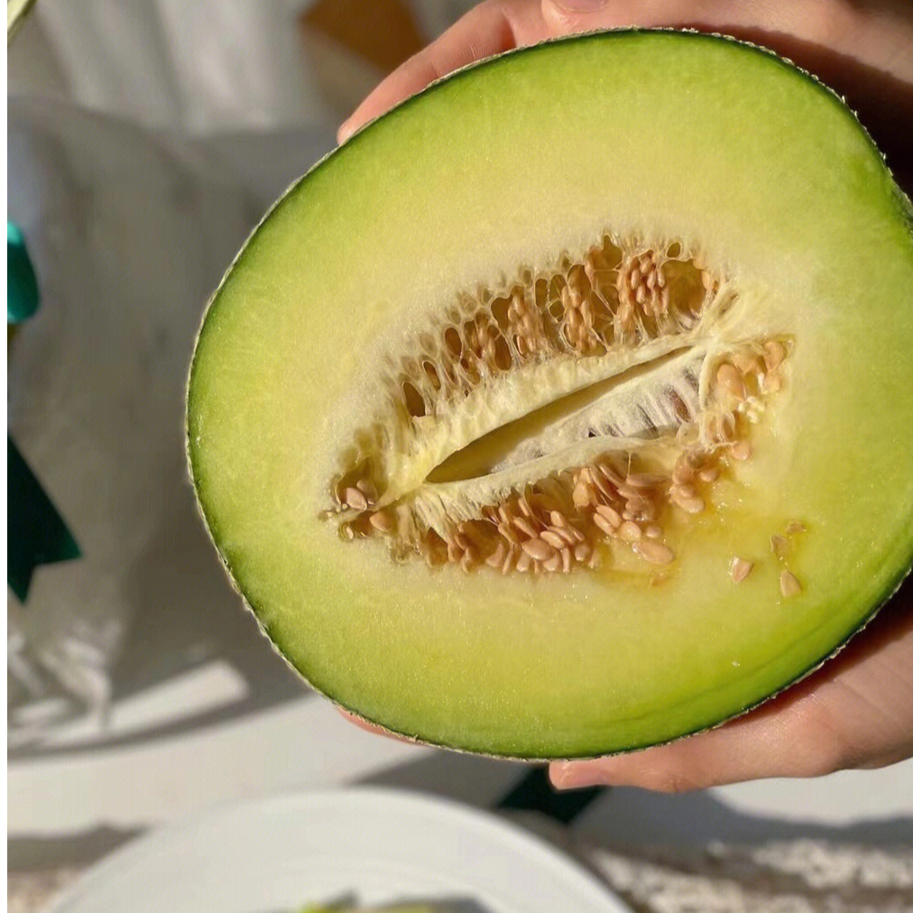 牛三蜜瓜，鲜嫩可口，咬一口软绵香甜，满满幸福甜蜜