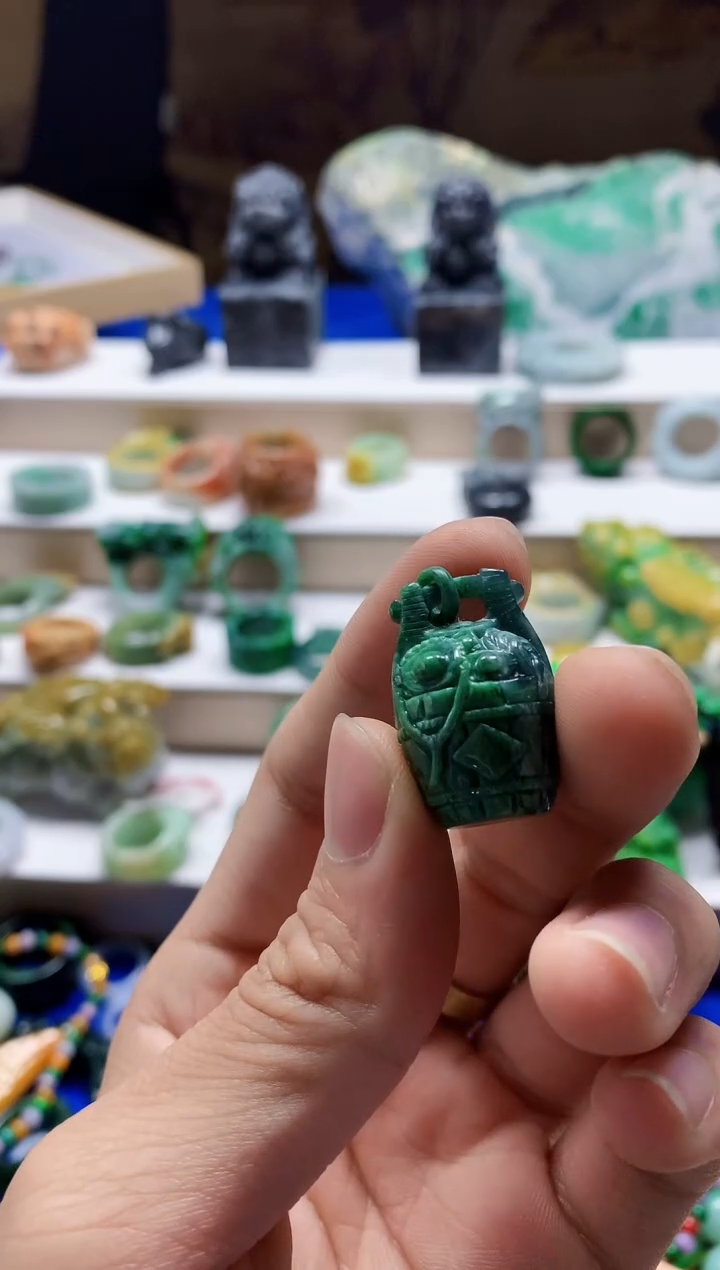 颈饰未镶嵌翡翠天然A货翡翠