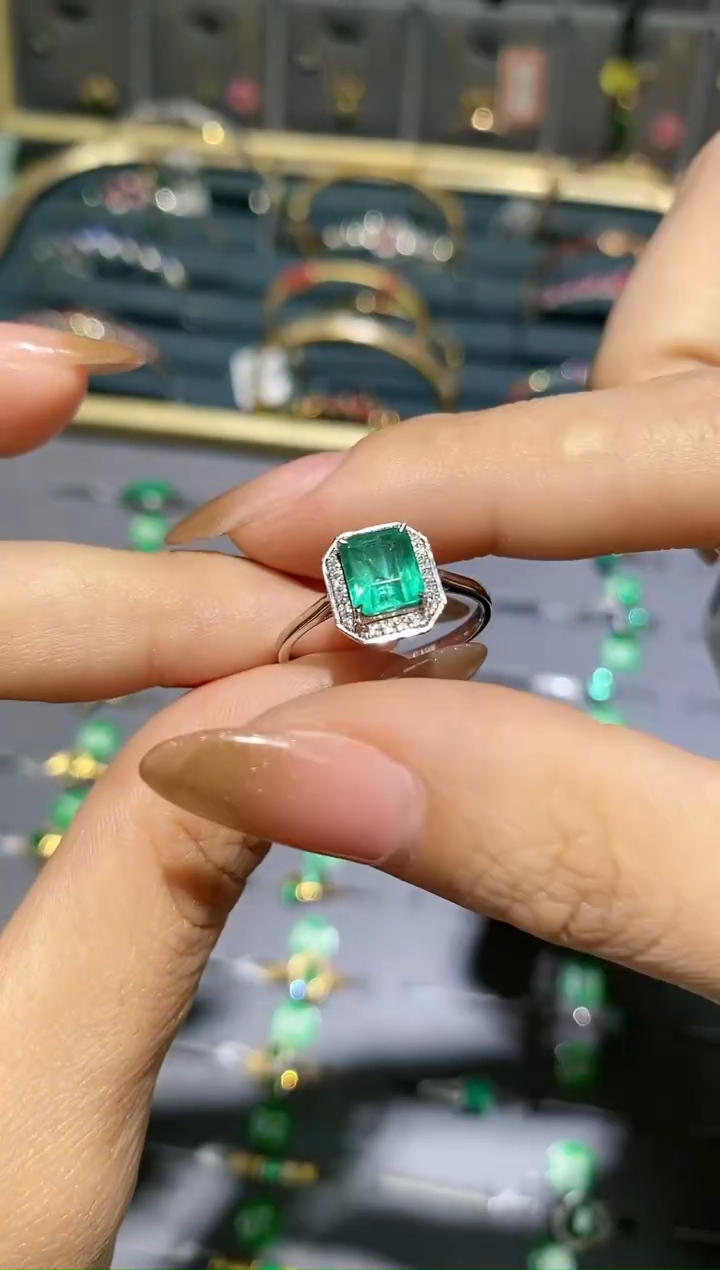 【闪购商品】祖母绿戒指18K金镶嵌戒指