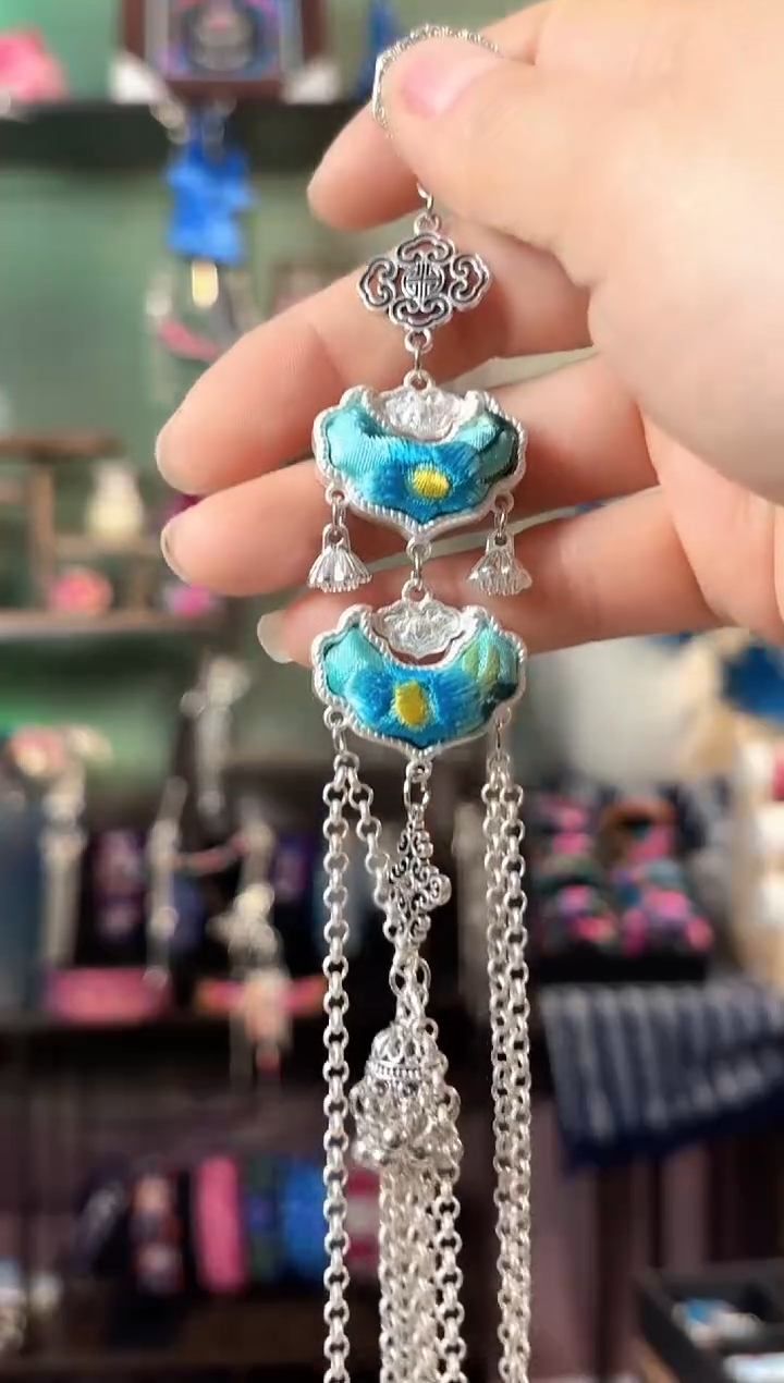 彩云南阁非遗老绣饰品220