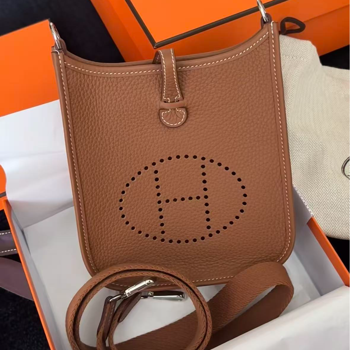 99新 Hermes/爱马仕 展会外场！金棕银扣伊芙琳mini 包