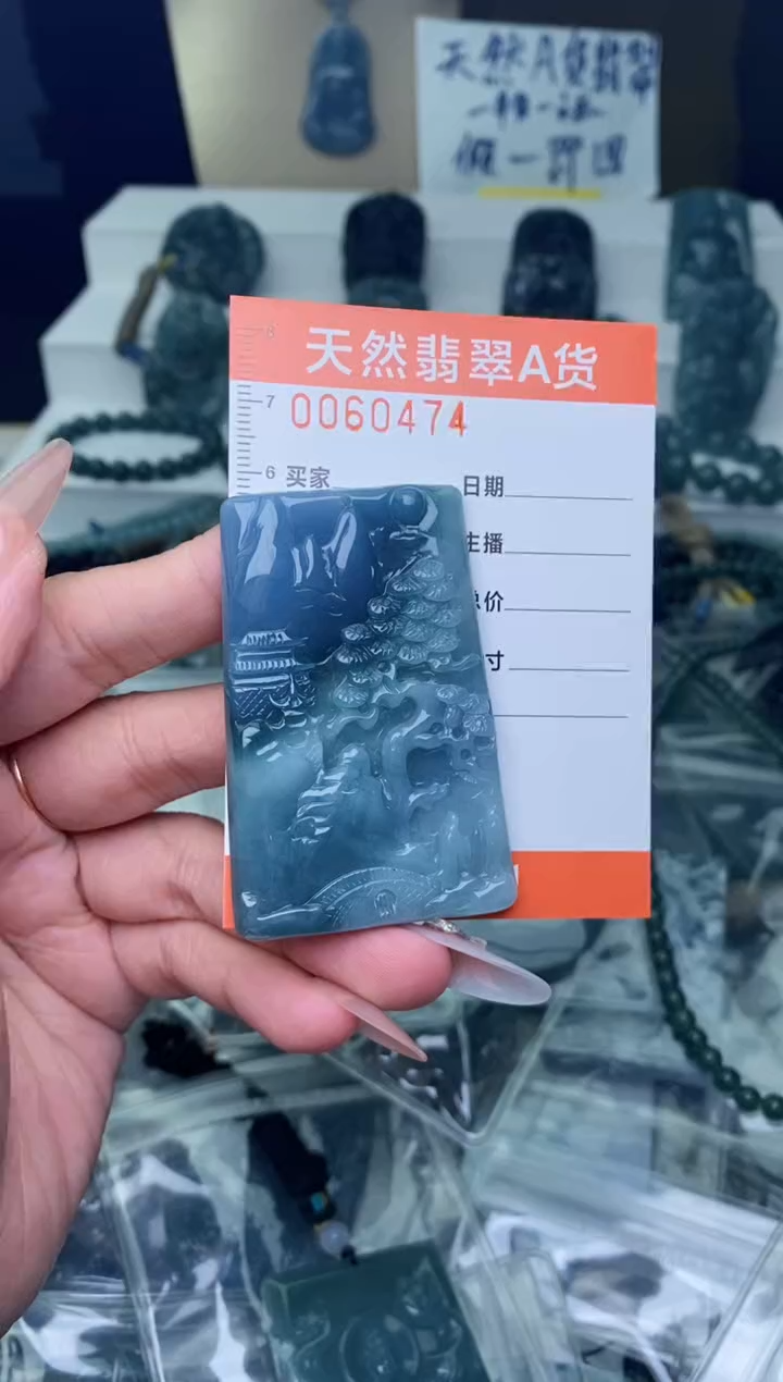 翡翠未镶嵌颈饰···············