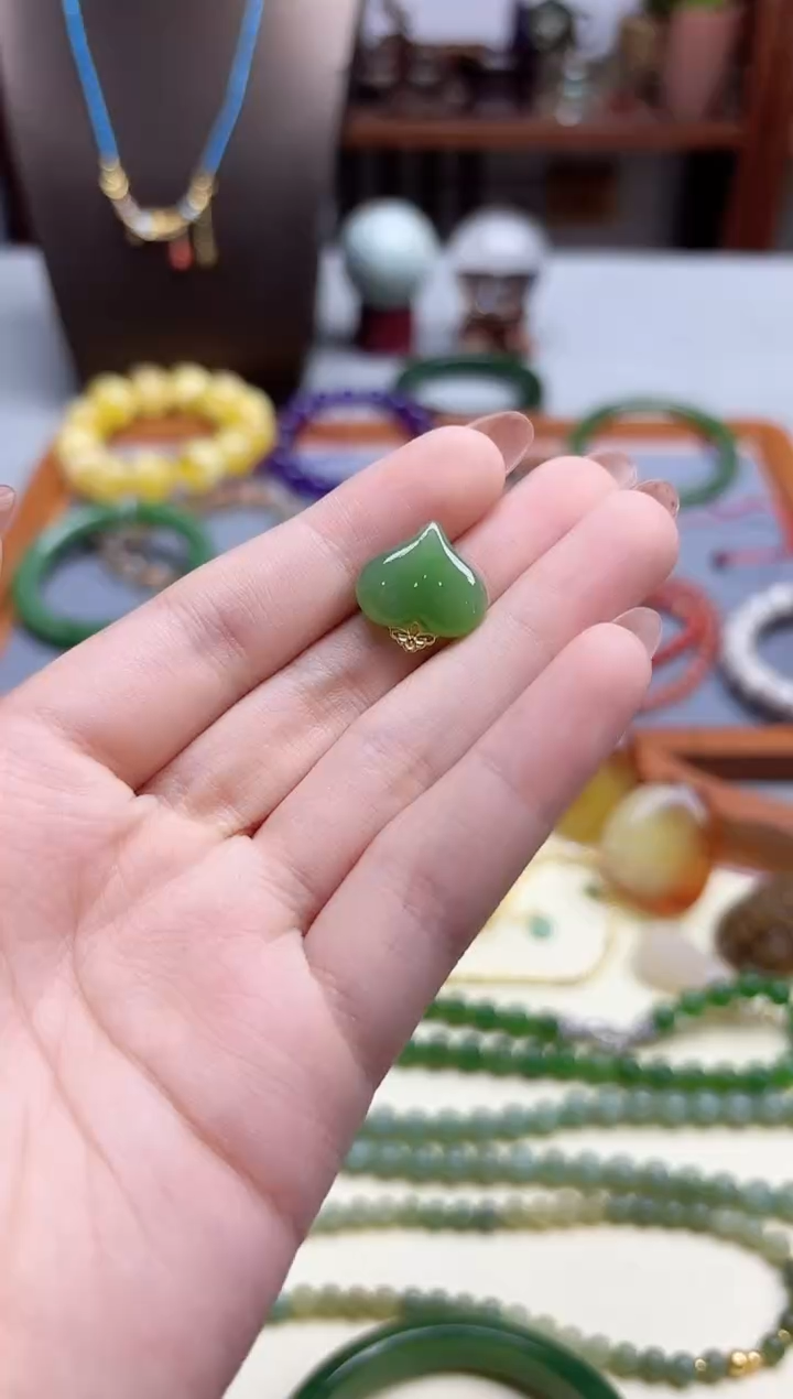 颈饰18K金镶嵌和田玉18K金碧玉屁桃吊坠QC赠链