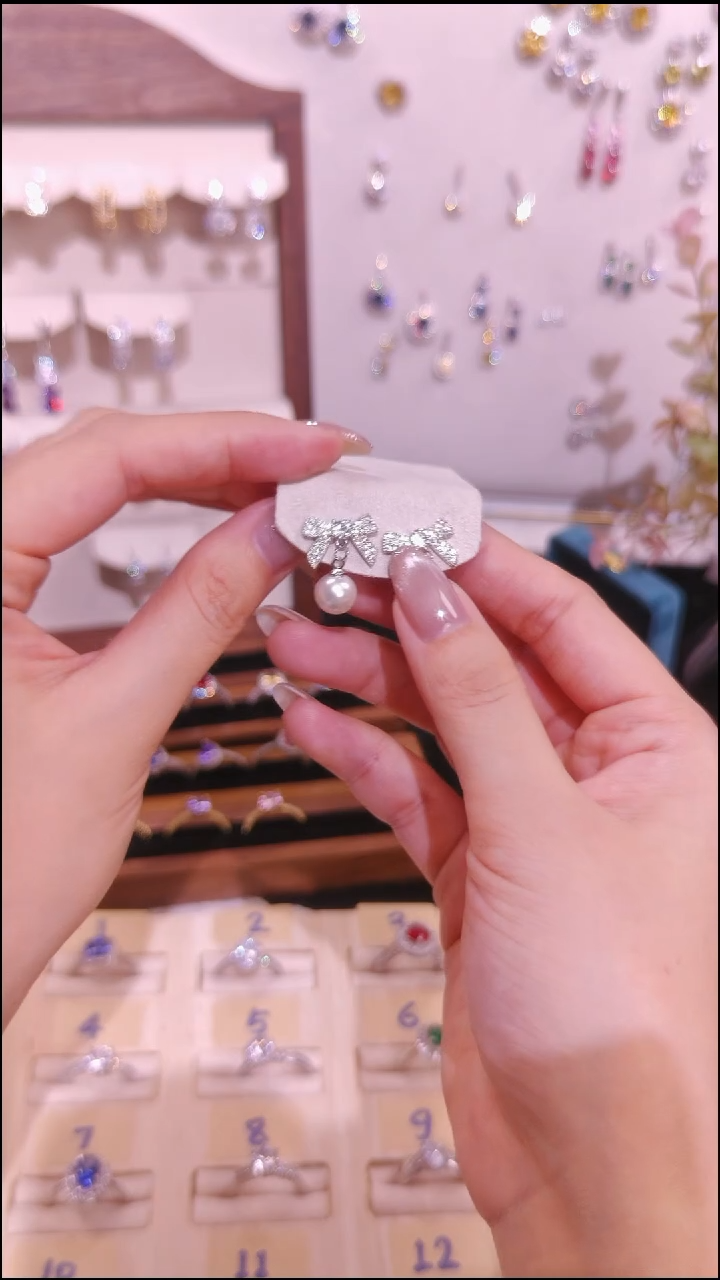 合金无银色耳饰 