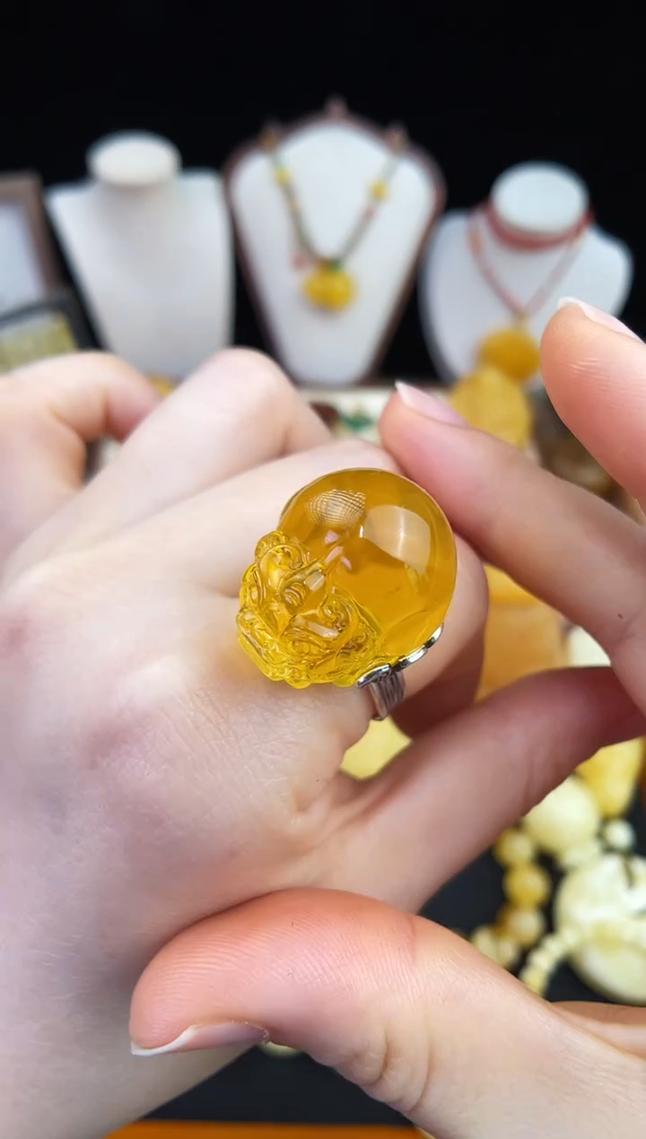 琥珀未镶嵌珠宝奇石手***心柒月