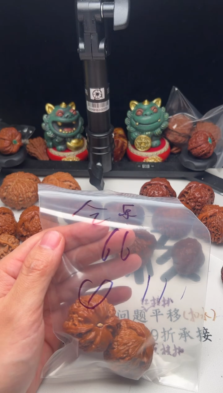 把件桃核聚**泉白狮子手把件