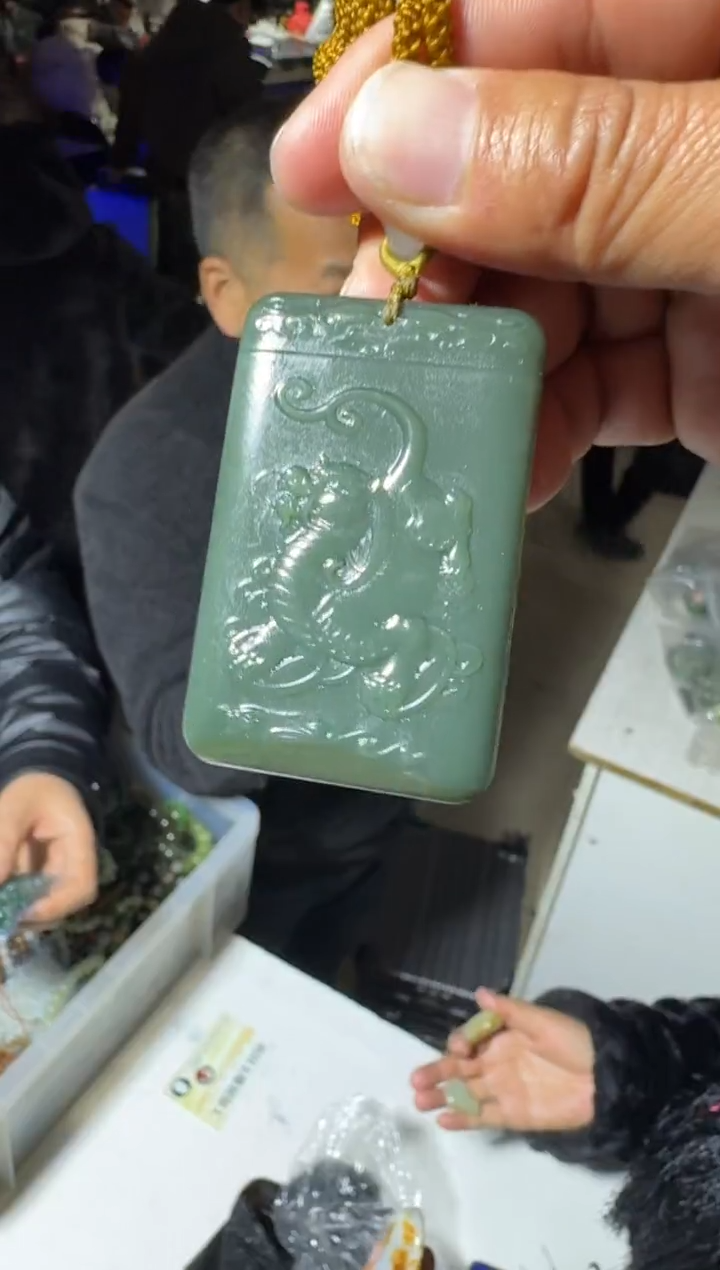 未镶嵌和田玉（糖玉）挂件和田玉