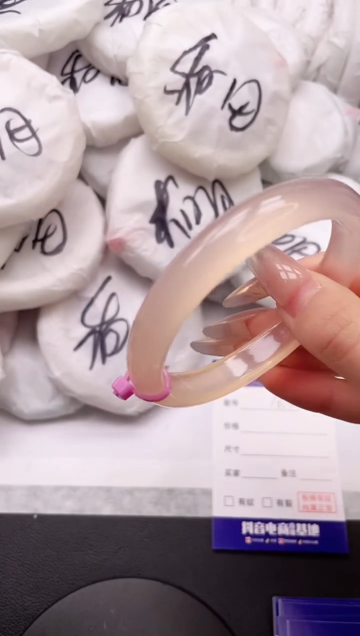 【闪购商品】石英质玉手镯未镶嵌16K163-58