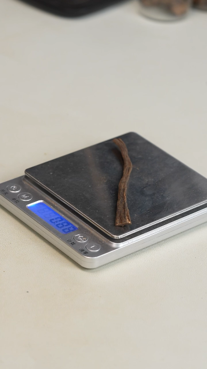 沉香沉香碎屑泰国树心料0.88克