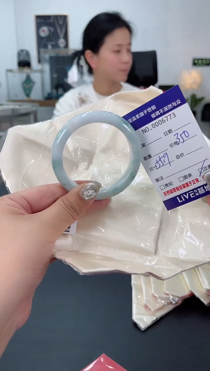 【闪购商品】翡翠手镯未镶嵌天然翡翠A货