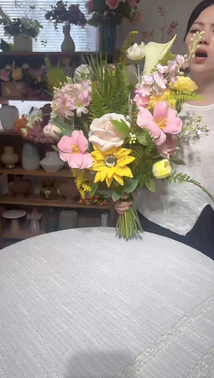 57  混搭色系手感向日葵玫瑰马蹄莲绣球混搭花束，清仓尾货福利