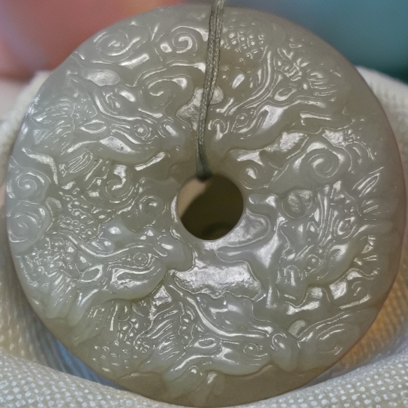 和田玉山料雕刻龙吊坠