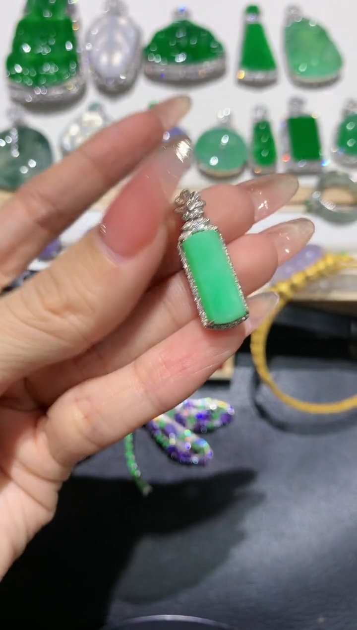 【闪购商品】翡翠吊坠(不含链)18K金镶嵌团购1