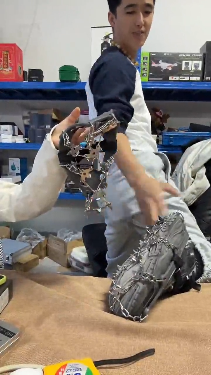 脚蹬防滑链一副.