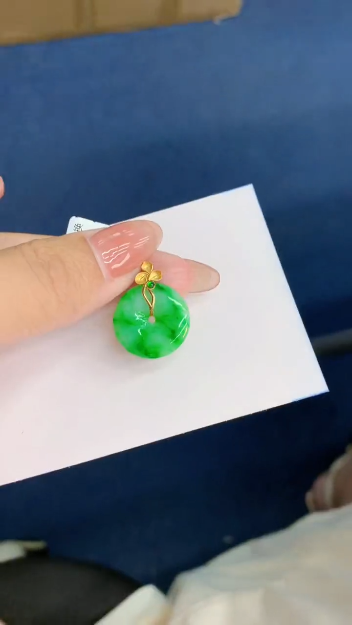 翡翠18K金镶嵌颈饰          1