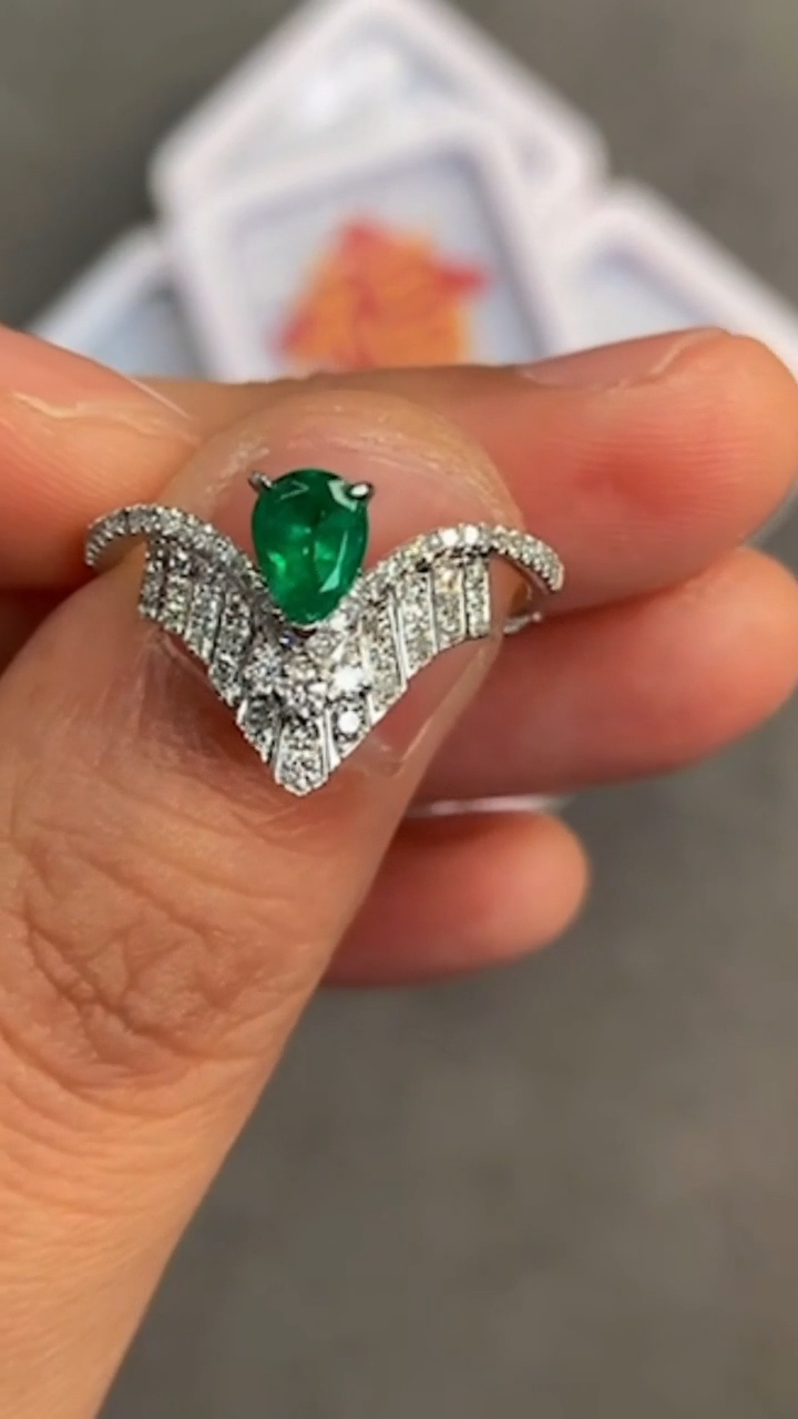 【闪购商品】祖母绿戒指18K金镶嵌0.385克拉哥伦