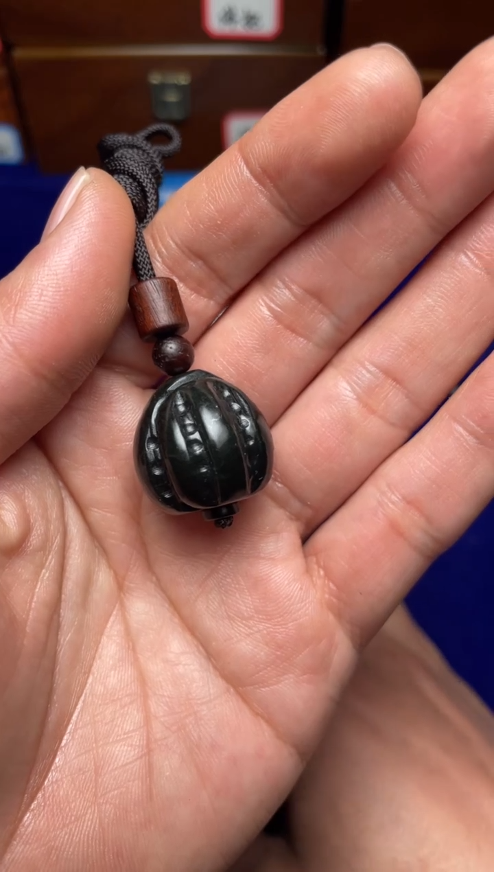 未镶嵌和田玉挂件让****。和田玉