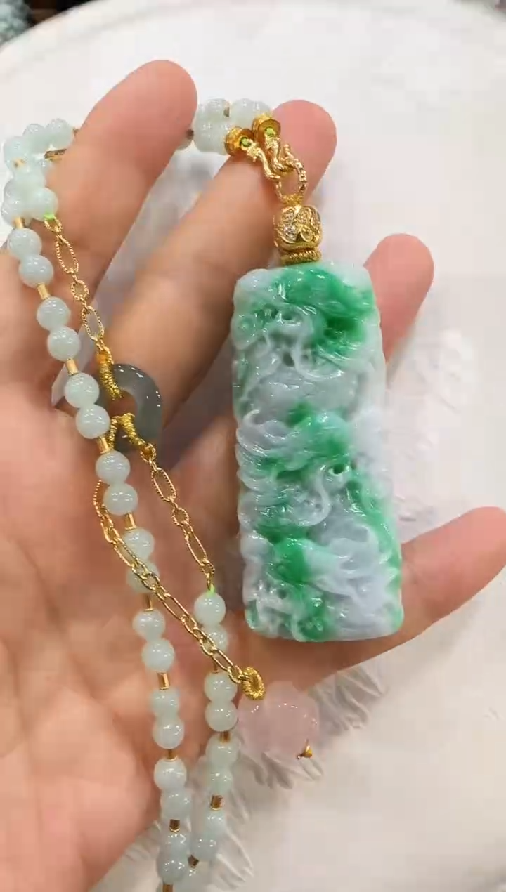 翡翠未镶嵌颈饰国风