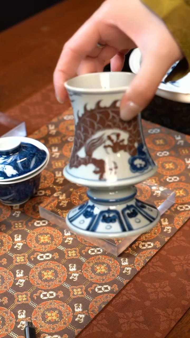 【闪购商品】L元邑青花釉里红铠甲龙高足杯