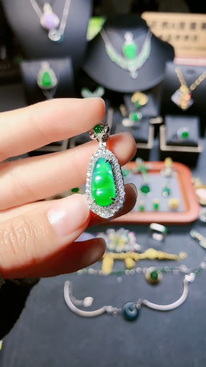 【闪购商品】翡翠吊坠(赠链)银S925镶嵌吊坠