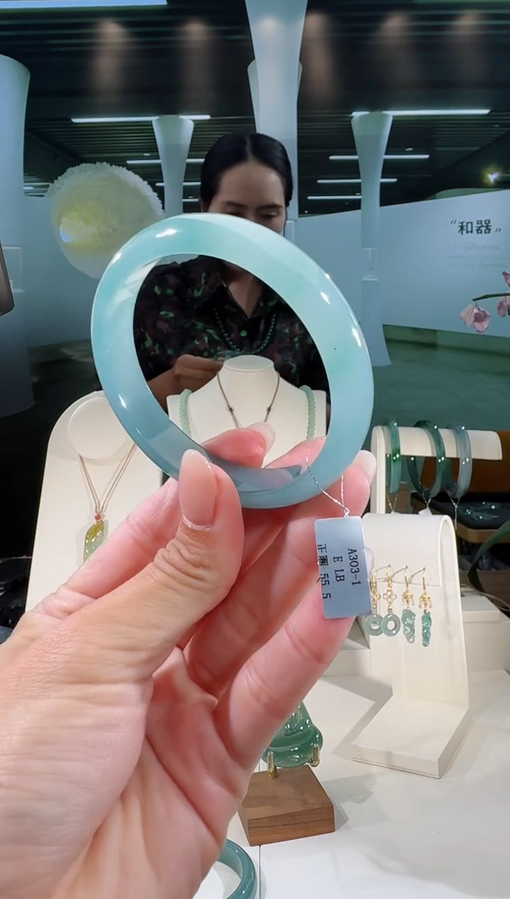 翡翠手镯未镶嵌54圈