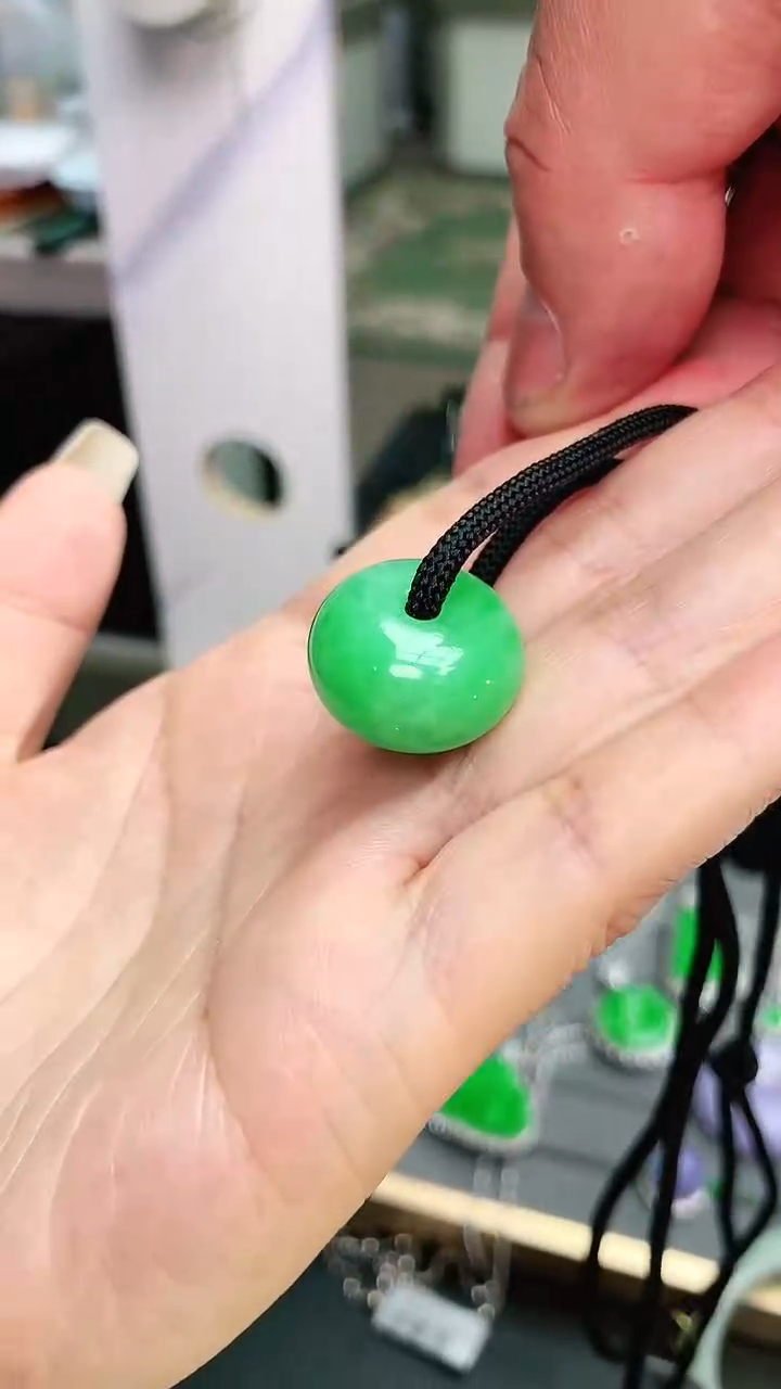 颈饰未镶嵌翡翠赠礼盒证书