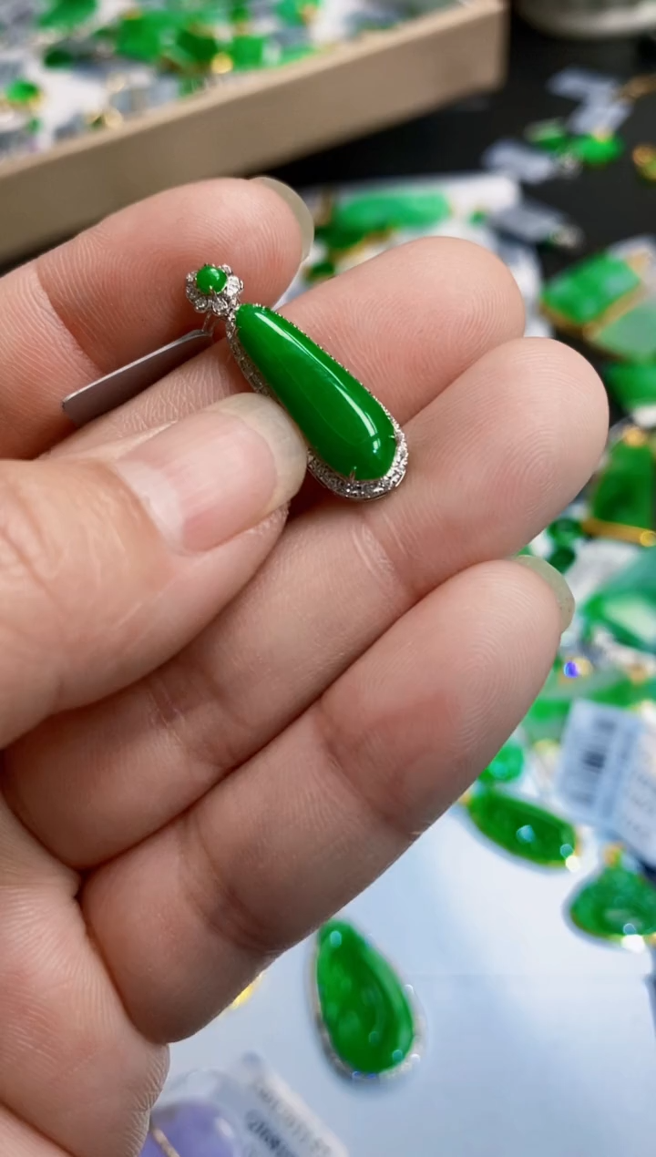 【闪购商品】翡翠颈饰18K金镶嵌瓜