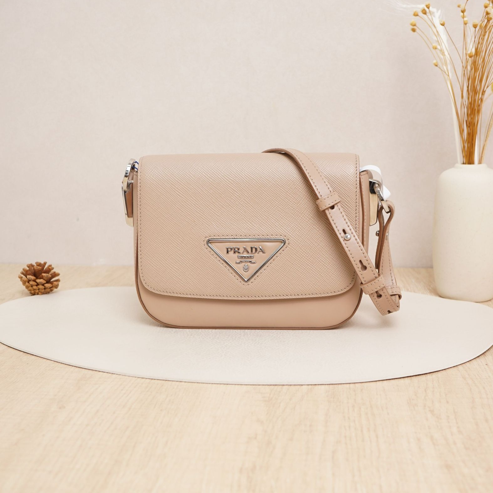 95新 Prada/普拉达 普拉达saffiano斜挎包米灰色十字纹/DS033186