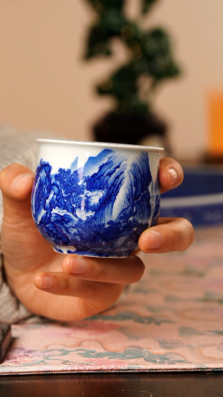 【闪购商品】瓷片寻山晓隐溪山行旅图手握杯