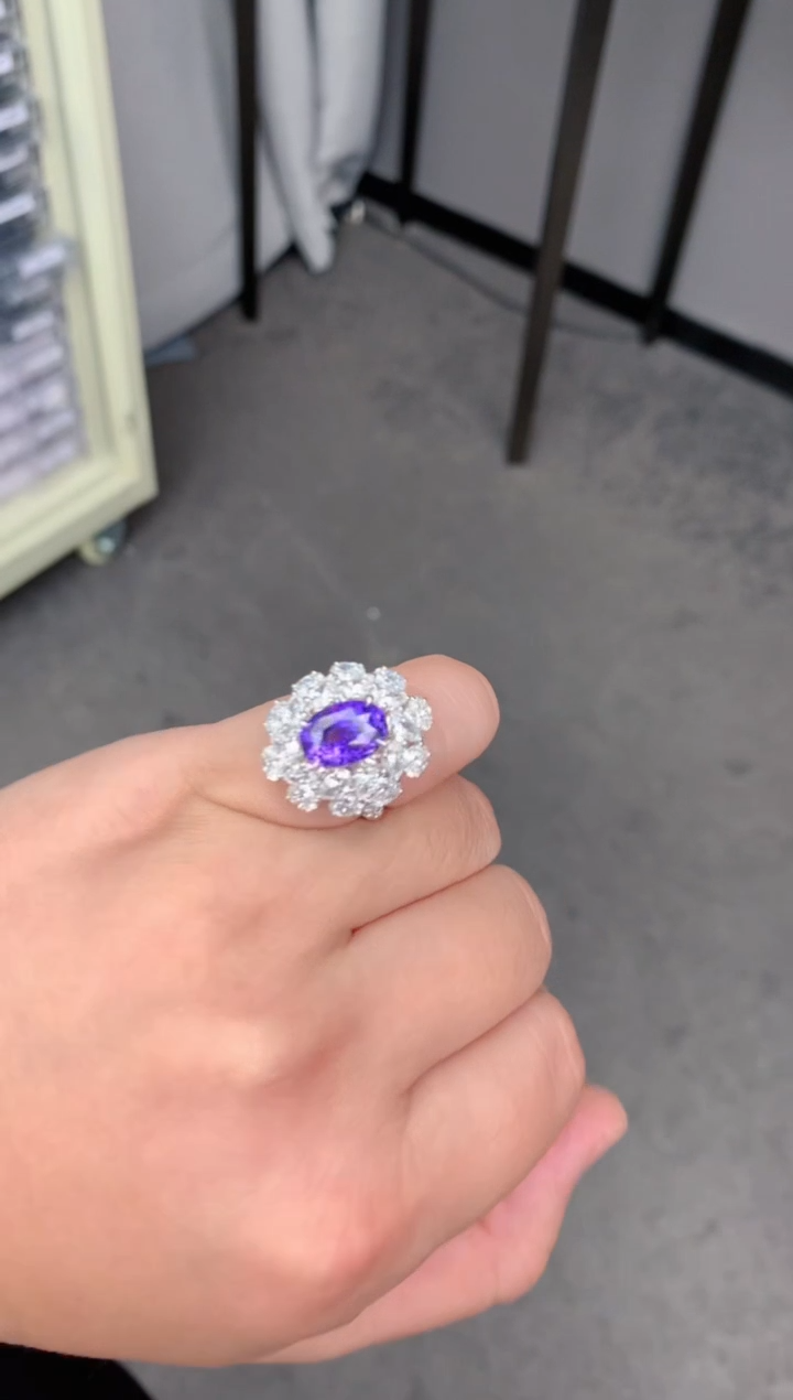 【闪购商品】彩色蓝宝石戒指18K金镶嵌5ct 紫兰宝戒指 +培育钻石